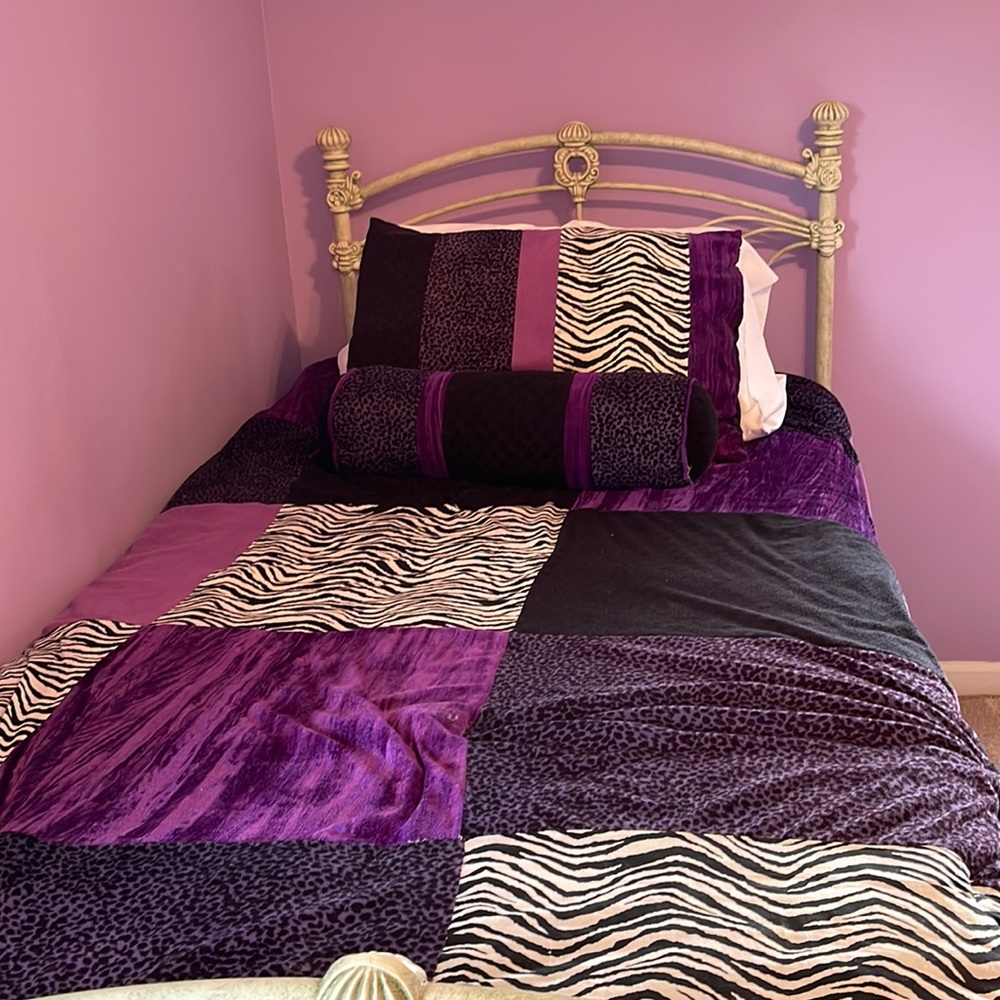 TWIN SIZE COMFORTER, PILLOWS